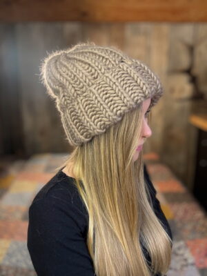 Czapka BRIOCHE z wełny peruwiańskiej; kolor ciemny beż